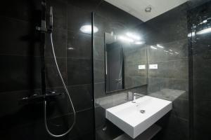 A bathroom at PR1MO Apartmanok
