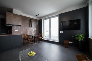 A television and/or entertainment centre at PR1MO Apartmanok