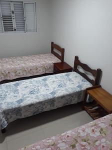 Een bed of bedden in een kamer bij Pousada da Tia Cida