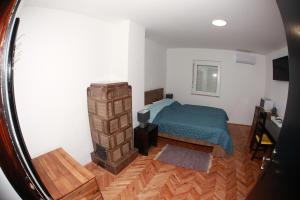 Televízia a/alebo spoločenská miestnosť v ubytovaní Apartman Kupa