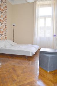 布达佩斯Synagogue Central Guest House的一间卧室设有两张床,铺有木地板