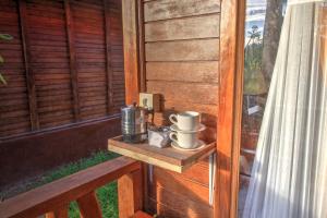 Příslušenství pro přípravu čaje a kávy v ubytování Ayu Hill Bungalows