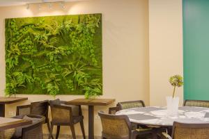 Hotel BLOOM Batumi餐厅或其他用餐的地方