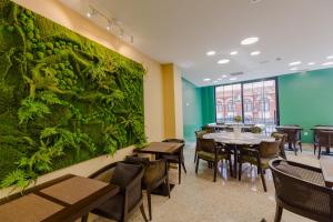 Hotel BLOOM Batumi餐厅或其他用餐的地方