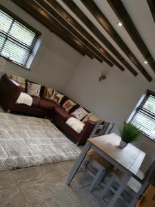 sala de estar con sofá y mesa en Cwm Farm Cwtch, en Merthyr Tydfil