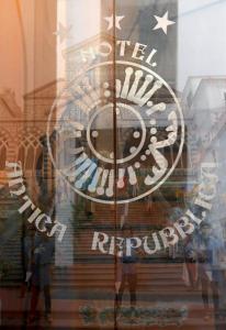 un riflesso di un orologio nella vetrina di un negozio di Hotel Antica Repubblica in Amalfi center at 100mt from the sea with payment parking ad Amalfi