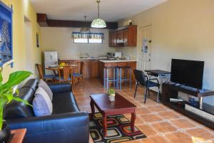 sala de estar con sofá y cocina en Apartment Costambar Puerto Plata, en San Felipe de Puerto Plata