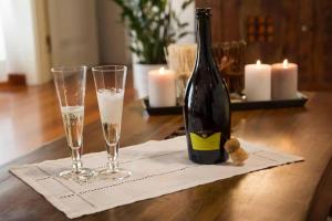 uma garrafa de champanhe e dois copos numa mesa em Apartment Deluxe Isola Di Mezzo em Treviso