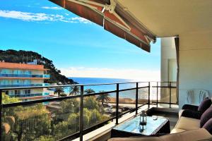 Apartamento Sun Garden Lloret de Mar في يوريت دي مار: شرفة مطلة على المحيط