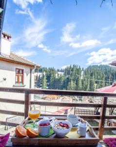 una mesa con tazones de comida y una copa de vino en Kutsinska House, en Progled