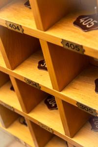 uma pilha de estantes de madeira com diferenciatesiatesiatesiatesiatesktop em HOTEL LORENZO em Carvalhinho