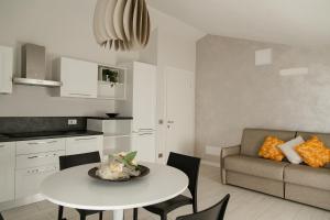 uma cozinha e sala de estar com uma mesa e um sofá em Luxury Apartment Lazise em Lazise