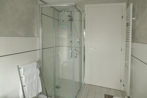 uma cabina de duche em vidro numa casa de banho com WC em Luxury Apartment Lazise em Lazise
