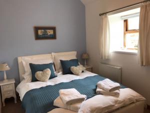 Un pat sau paturi într-o cameră la Eviedale Cottages