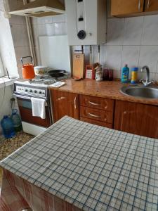 Kuchyň nebo kuchyňský kout v ubytování Two-Bedroom Apartment on Gagarina 12