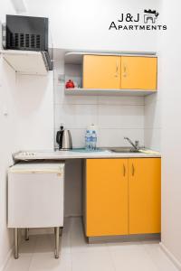 Kuchyňa alebo kuchynka v ubytovaní J&J Apartments Szeroka 25 Apartament 1
