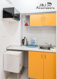 Kuchyňa alebo kuchynka v ubytovaní J&J Apartments Szeroka 25 Apartament 1