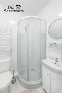 Kúpeľňa v ubytovaní J&J Apartments Szeroka 25 Apartament 1