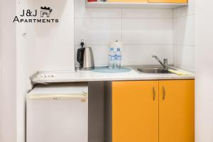 Kuchyňa alebo kuchynka v ubytovaní J&J Apartments Szeroka 25 Apartament 1