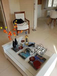 salon ze szklanym stołem z wazami w obiekcie LOU CIGALOU w Cassis