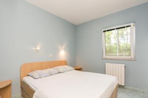 a bedroom with a bed and a window at Apartmani Albi in Zaton +59 photos