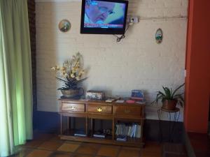 TV at/o entertainment center sa Posada Iguazu Royal