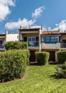 uma casa grande com arbustos à frente em Ferienwohnung „La Cigalerie“ em Agay - Saint-Raphaël