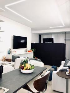 une salle à manger avec une table avec un bol de fruits dessus dans l'établissement GRADO24, à Bologne