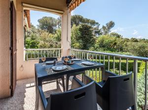 een tafel en stoelen op het balkon van een huis bij Ferienwohnung „La Cigalerie“ in Agay - Saint Raphael