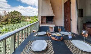 een tafel met borden en wijnglazen op een balkon bij Ferienwohnung „La Cigalerie“ in Agay - Saint Raphael