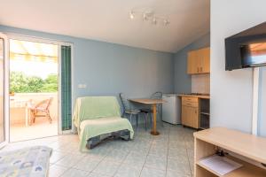 a small kitchen with a table and a table at Apartmani Albi in Zaton