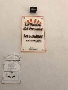 a sign on a wall next to a toilet at La Dimora del Passante in San Vito lo Capo