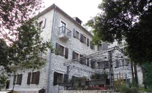 ein großes Backsteingebäude mit einer Feuertreppe in der Unterkunft Hotel Villa Duomo in Kotor