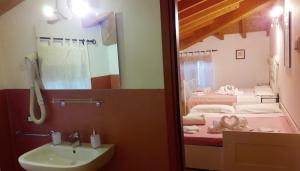 La salle de bains est pourvue d'un lavabo et de 2 lits jumeaux. dans l'établissement Al Torcol Agriturismo, à Monzambano