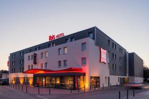 un edificio con un cartello sul lato di ibis Troyes Centre a Troyes