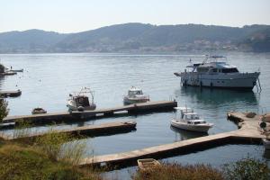 um grupo de barcos ancorados numa massa de água em House Šubić em Supetarska Draga