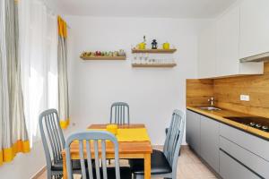 Kuchyňa alebo kuchynka v ubytovaní Apartments Rija