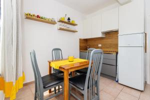 Kuchyňa alebo kuchynka v ubytovaní Apartments Rija