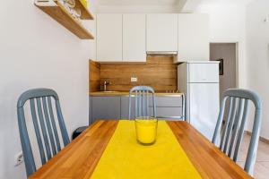 Kuchyňa alebo kuchynka v ubytovaní Apartments Rija