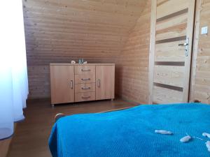 Llit o llits en una habitació de Domki Letniskowe TURKUS