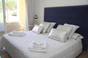 uma cama branca com toalhas brancas em cima em Hacienda Playa Marbella 300 m playa em Marbella