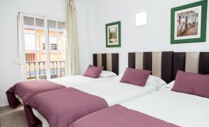 Un pat sau paturi într-o cameră la Hotel Marbella