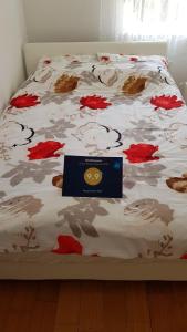 un letto con piumone e insegna di Apartment MA a Banja Luka