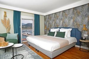 sypialnia z dużym łóżkiem i balkonem w obiekcie Hotel Balanea w Calvi