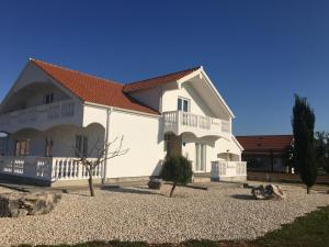 uma casa branca com um telhado vermelho em Villa Zerava Nin em Dračevac Ninski