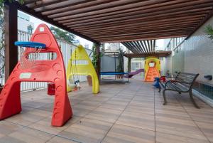 un patio al aire libre con un parque infantil con un aro de baloncesto en Nord Luxxor Cabo Branco, en João Pessoa