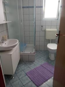 Kylpyhuone majoituspaikassa Apartmani Ana Vir