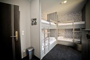 Łóżko lub łóżka piętrowe w pokoju w obiekcie Olympic - Old Town