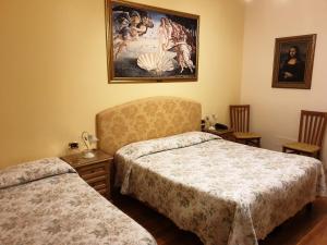 ロンタにあるHotel La Rosaのベッドルーム1室(ベッド2台付)が備わります。壁には絵画が飾られています。