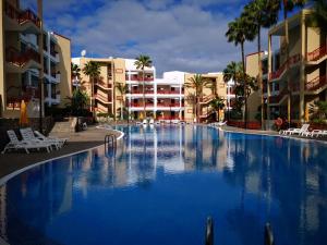 ein großer Pool vor einigen Gebäuden in der Unterkunft Beautiful Apartment in Palm-mar